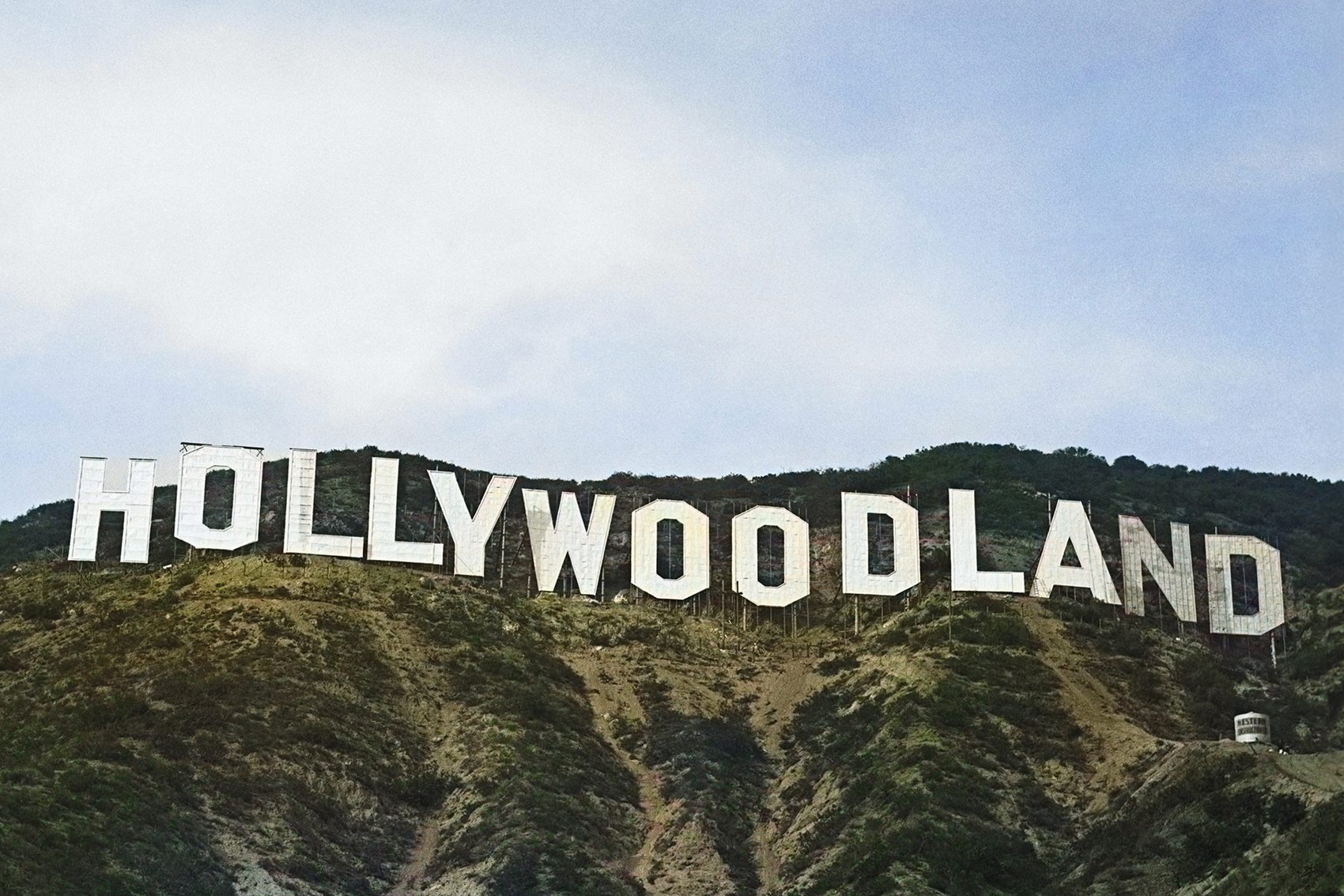 100-Years-of-Hollywoodland-Hollywoodland-mountain-Gettyimages-HERO.renditionimage.1700.1133.jpg