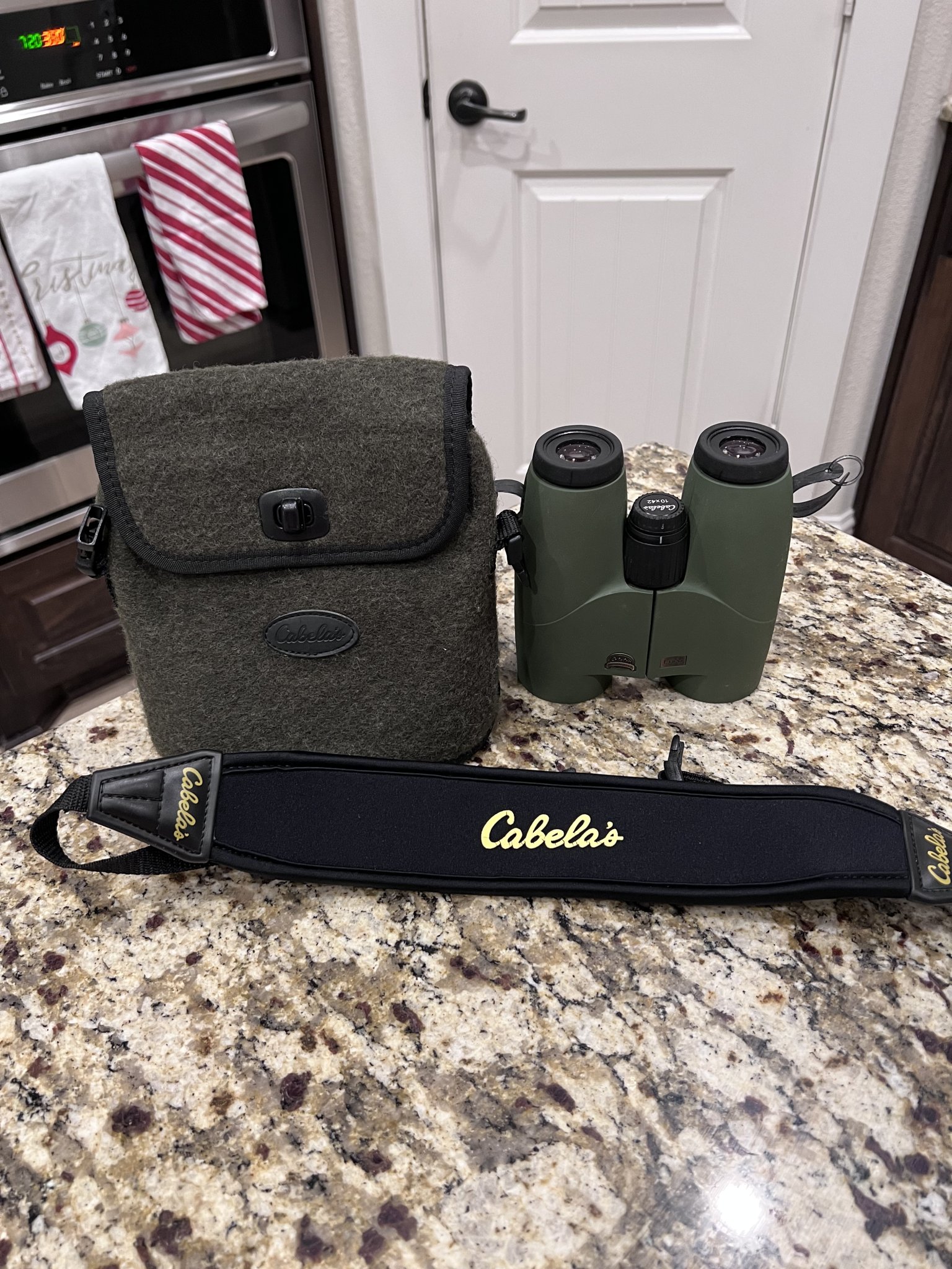 Cabelas best sale 10x42 binoculars