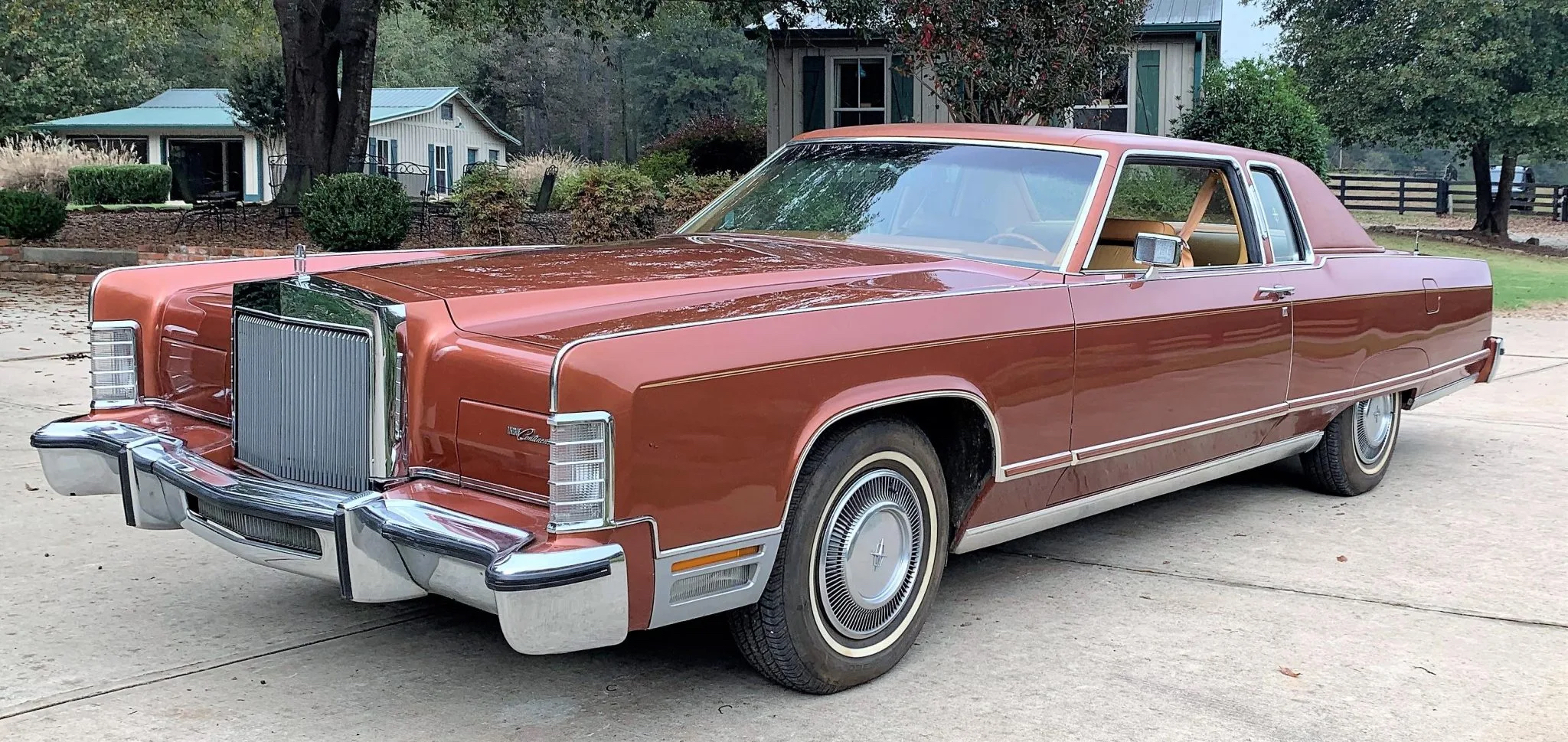 1977_lincoln_mark_v_town_coupe_160796007812790e0cd83021d4b5IMG_1385-scaled.jpg