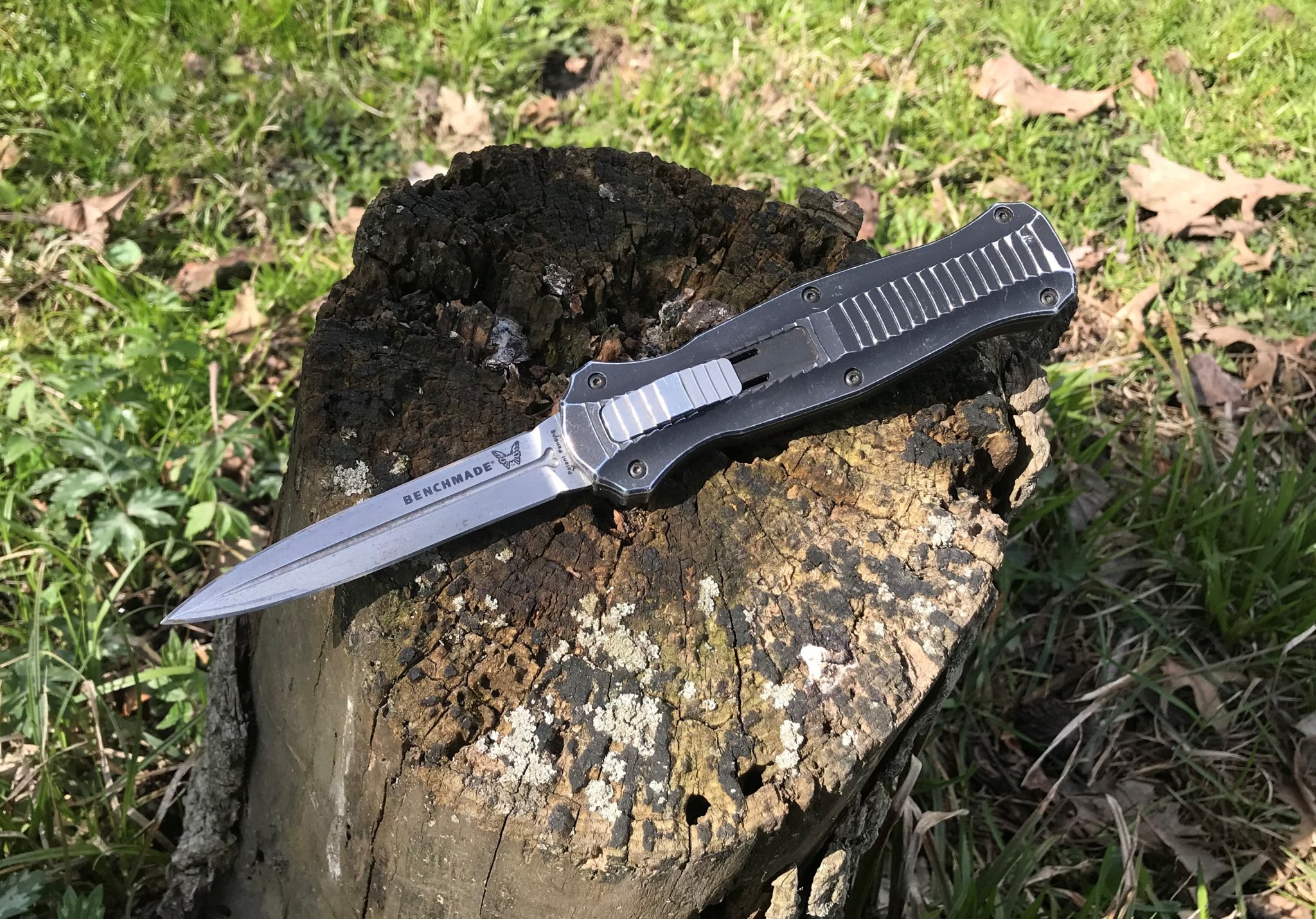 Benchmade Infidel on stump.JPG