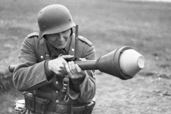 Bundesarchiv_Bild_101I-710-0371-20,_Ukraine,_Ausbildung_an_Panzerabwehrwaffe_(cropped).jpg