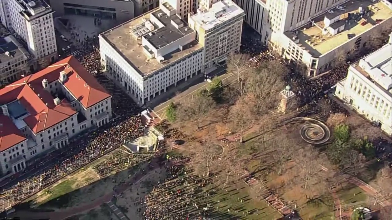 Capitol-crowd-at-930-am.jpg