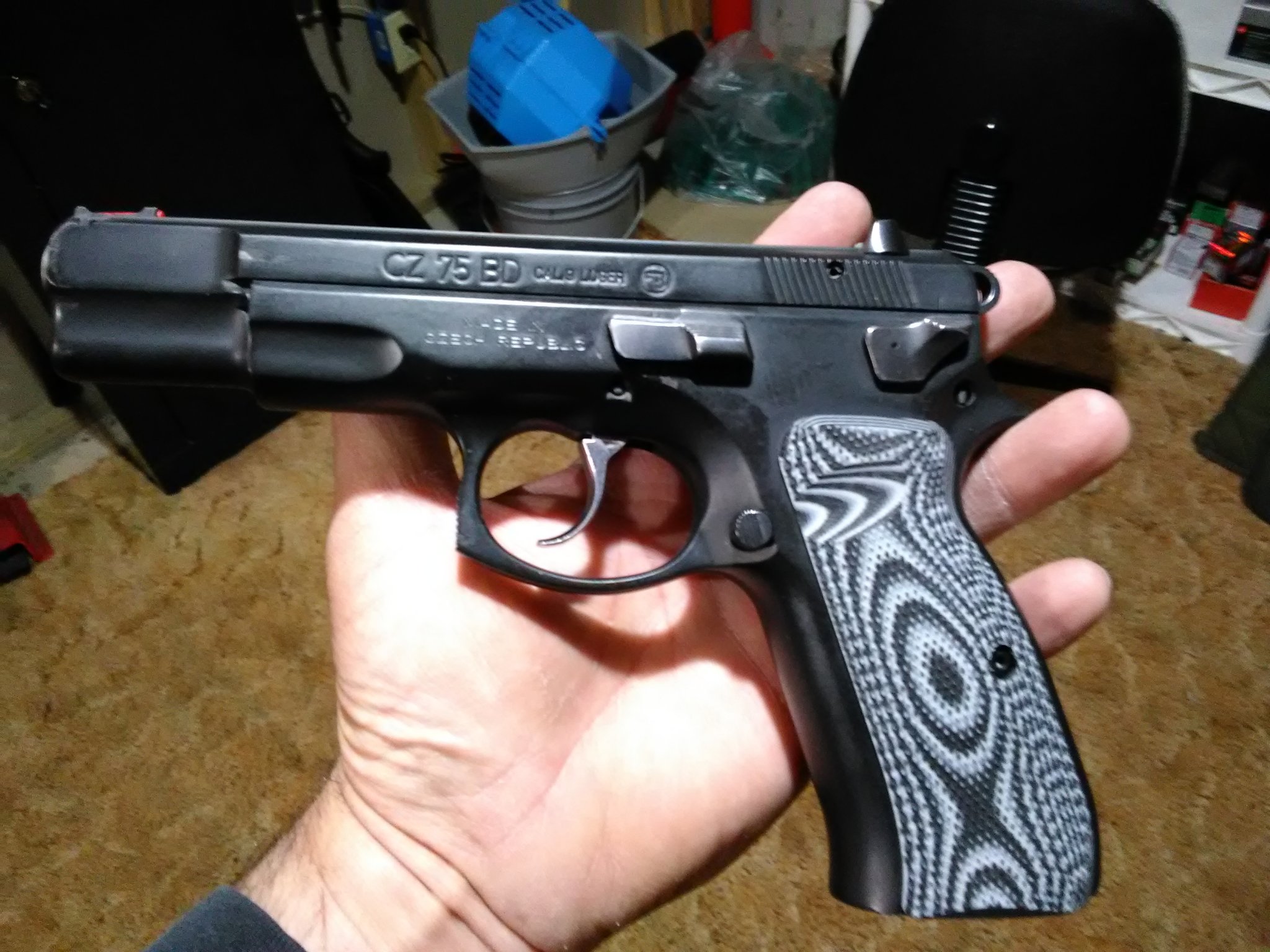 CZ75 LOK palm swell left.jpg