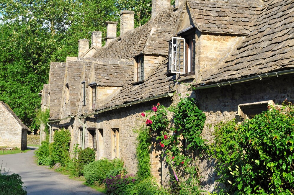 english-village-cotswolds_1147-406.jpg