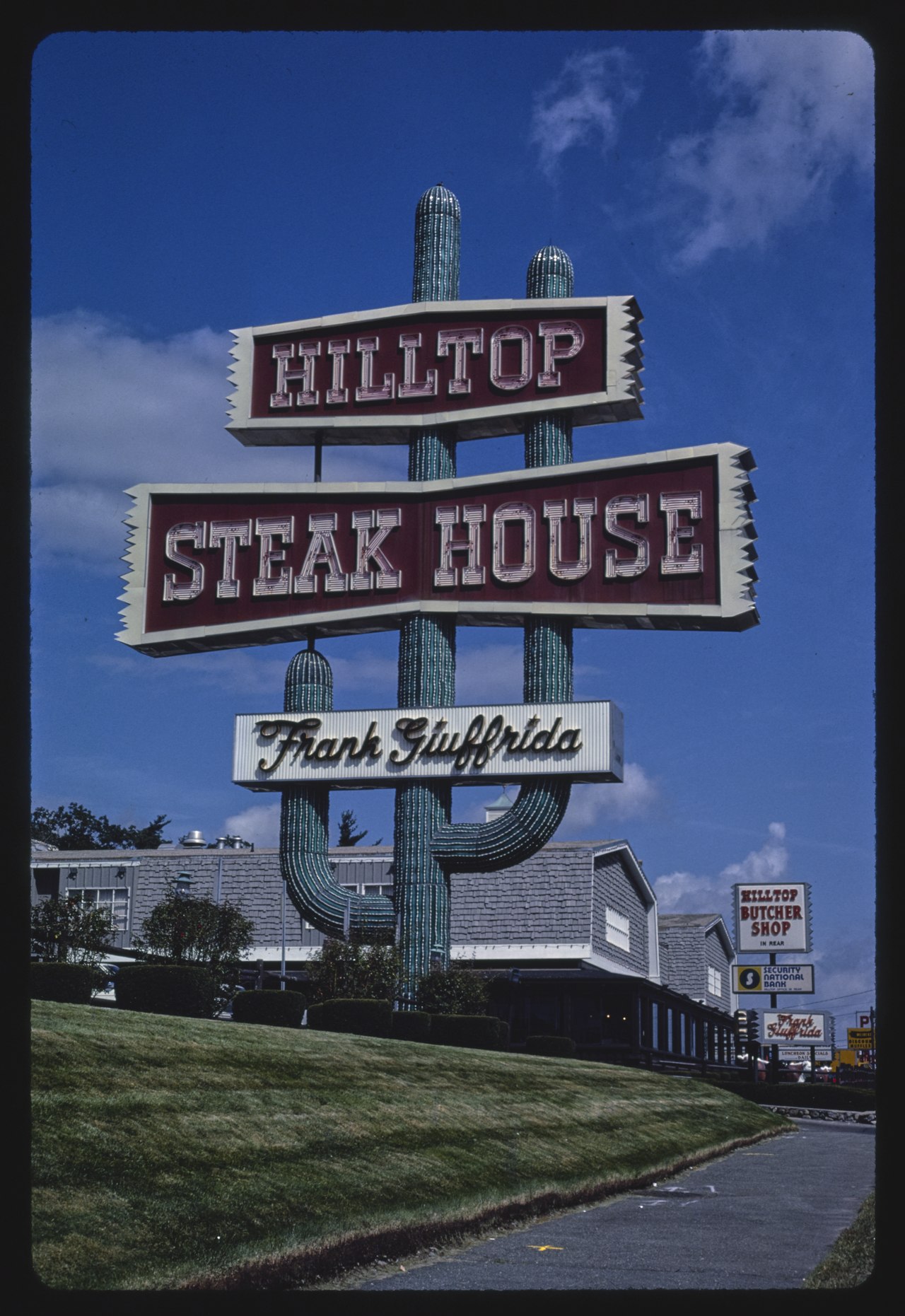 Hilltop_Steak_House_sign,_Route_1,_Saugus,_Massachusetts_LCCN2017703686.tif.jpg