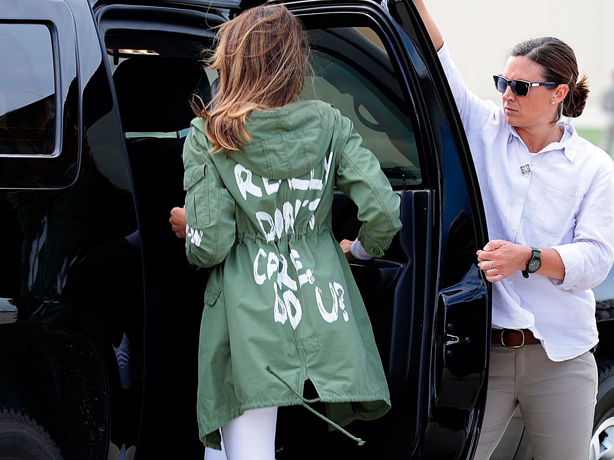 melania-trump-jacket-1529653408.jpg