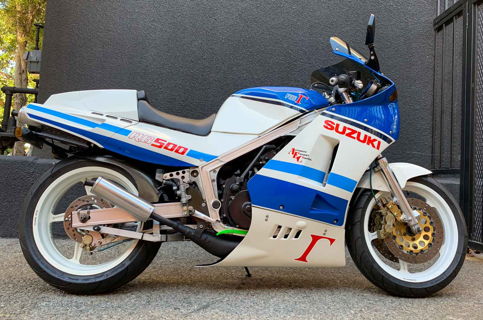 Suzuki-RG500-Gamma-Right-Side.jpeg