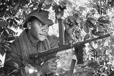 330px-6_RAR_soldier_armed_with_an_Owen_Gun_in_South_Vietnam_during_1966.jpg